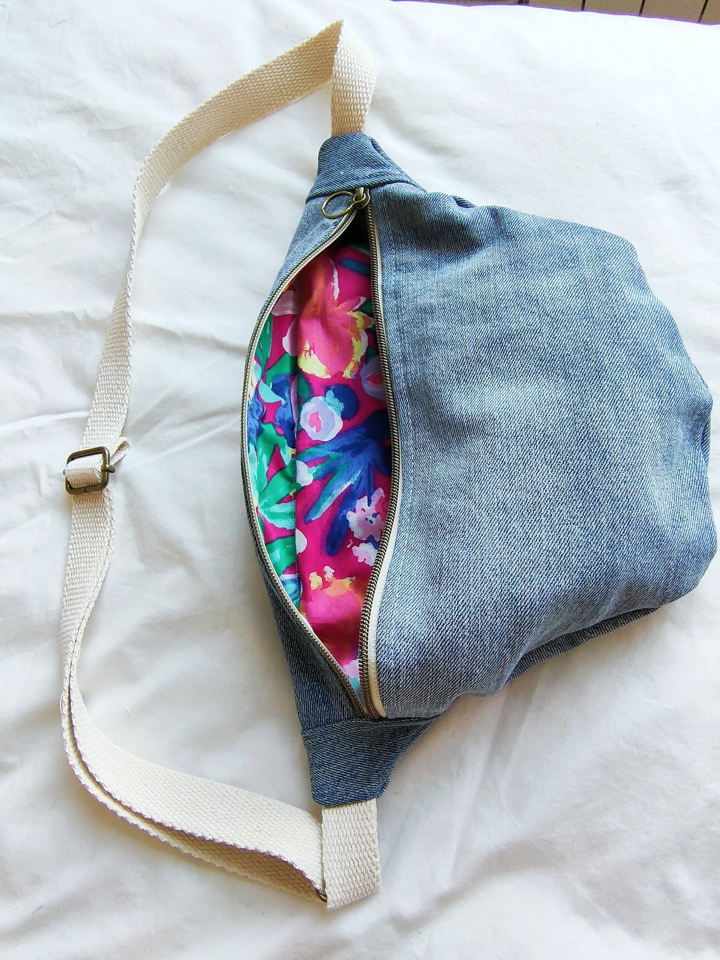 sac-banane-jeans-interieur-fleuri