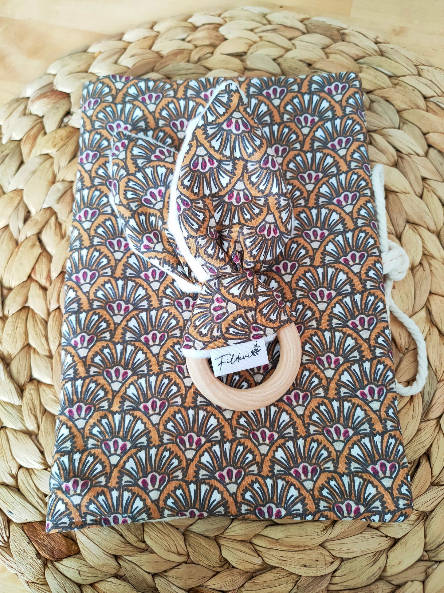 Protège carnet de santé plumes de paon camel