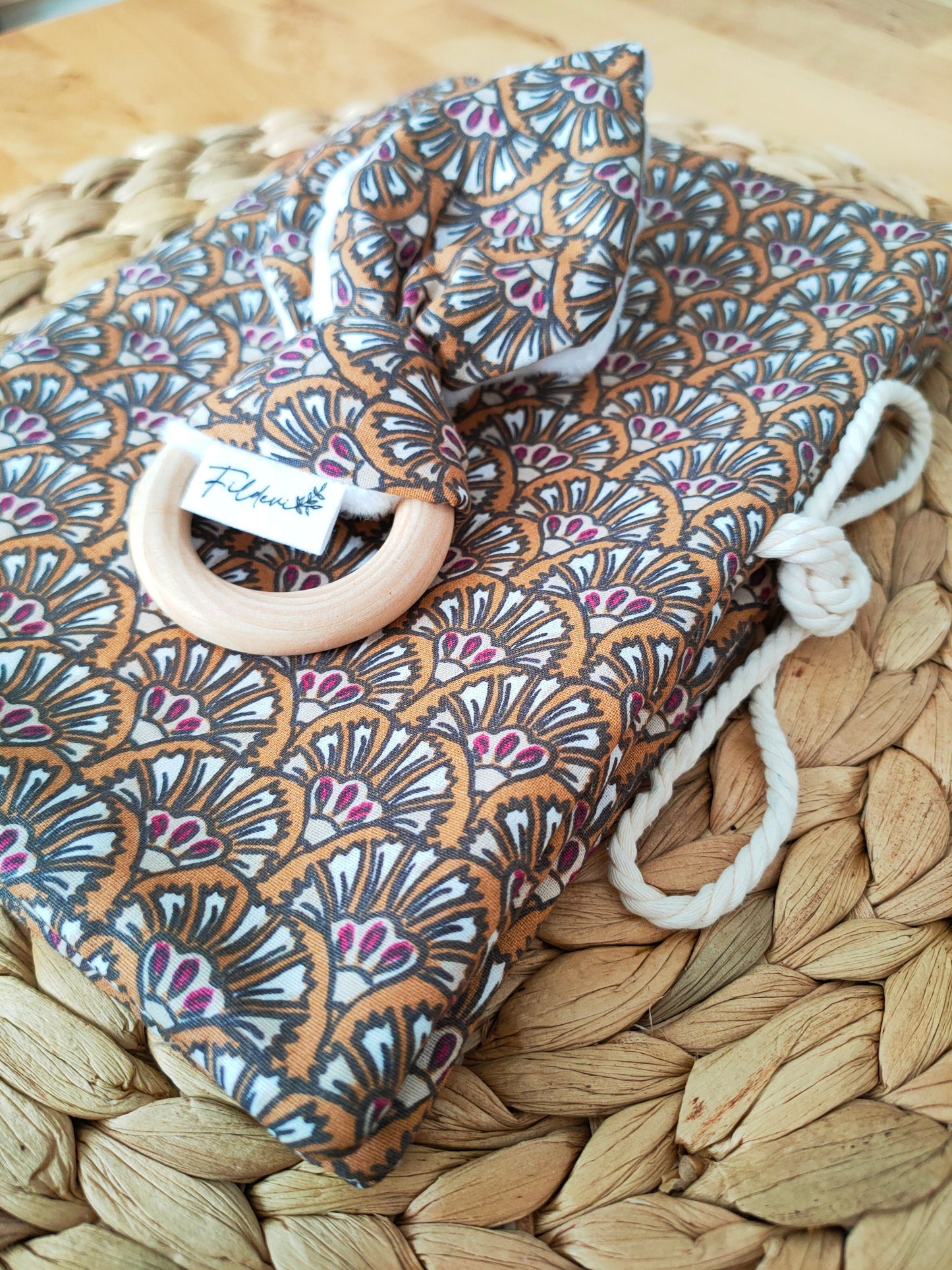 Protège carnet de santé plumes de paon camel