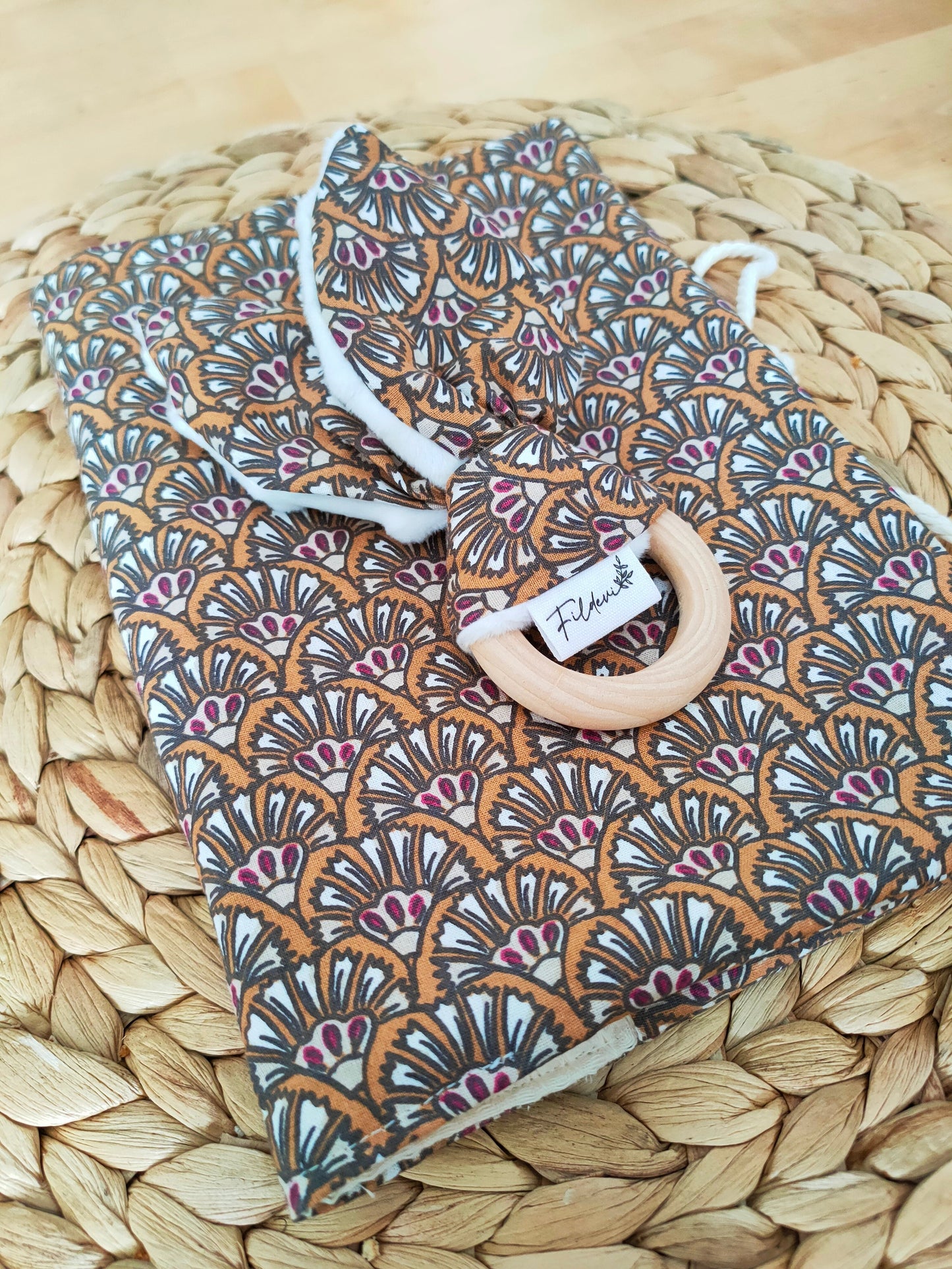 Protège carnet de santé plumes de paon camel