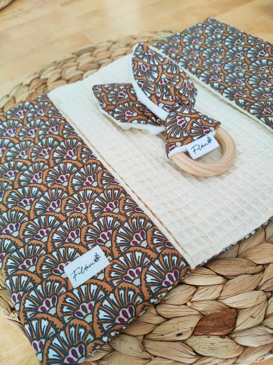 Hochet plume de paon camel