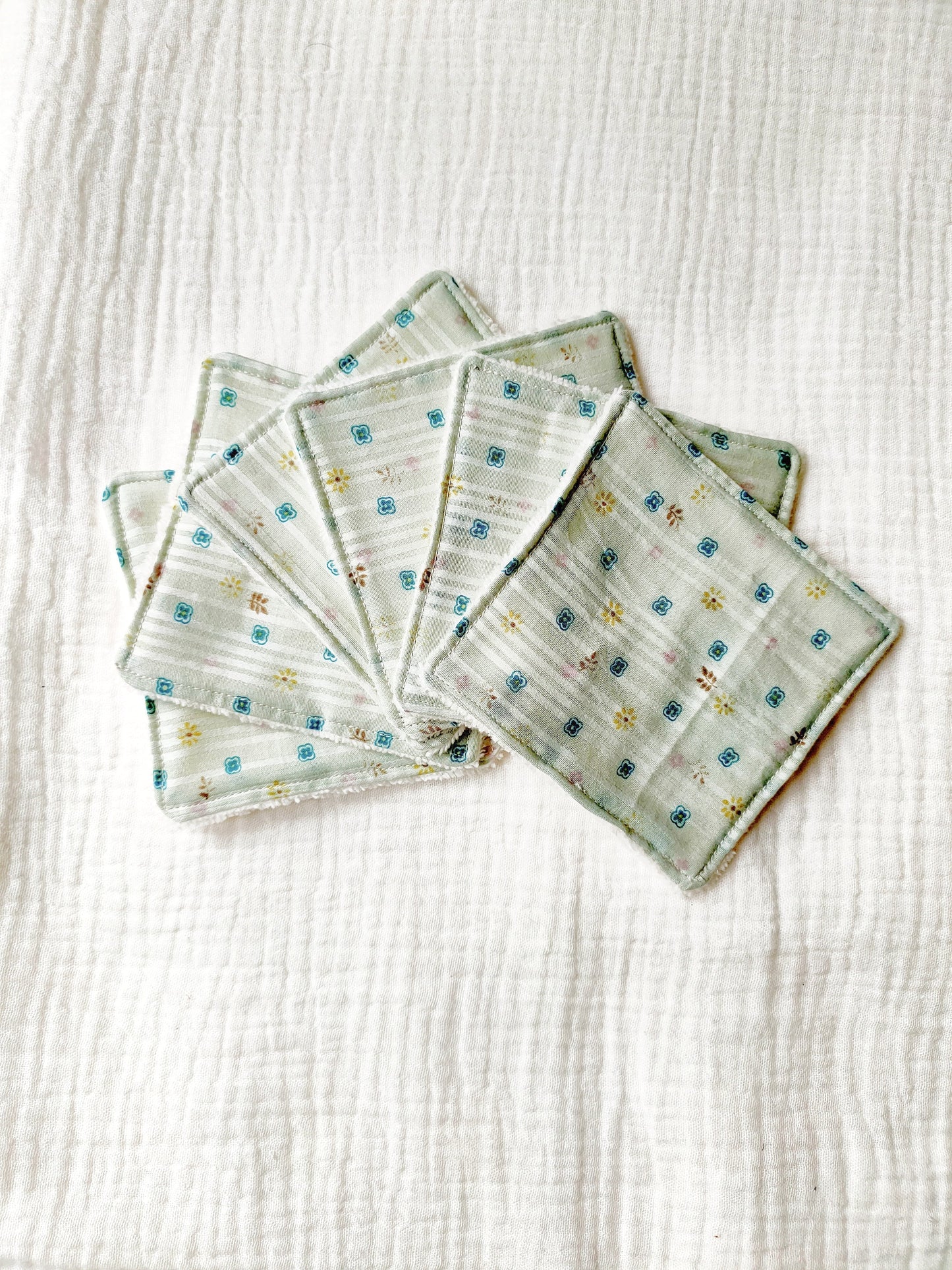 lingettes-lavables-tissu-fleuries-vertes-made-in-france