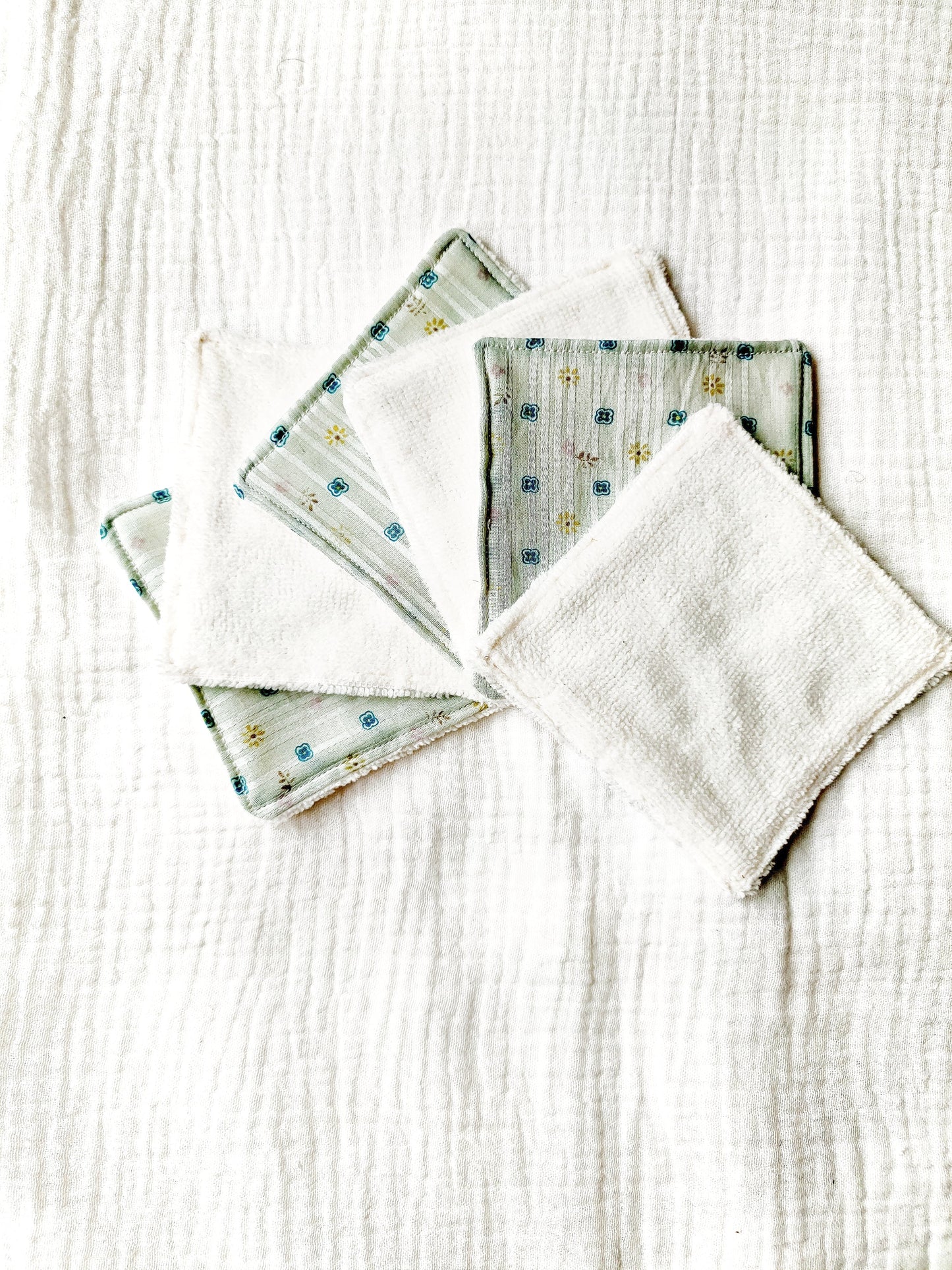 lingettes-lavables-tissu-fleuries-vertes