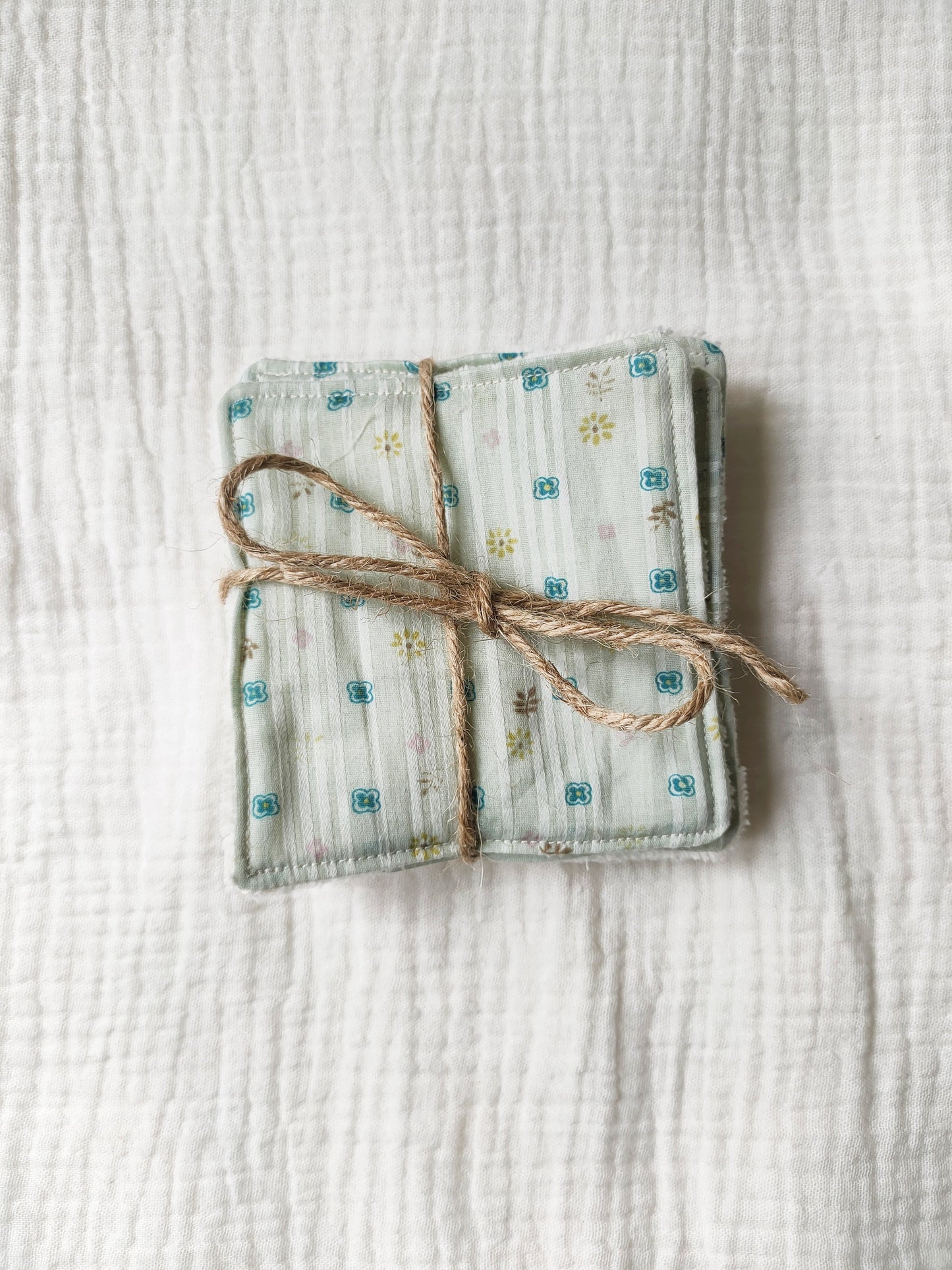 lingettes-lavables-tissu-fleuries-vertes-faites-main