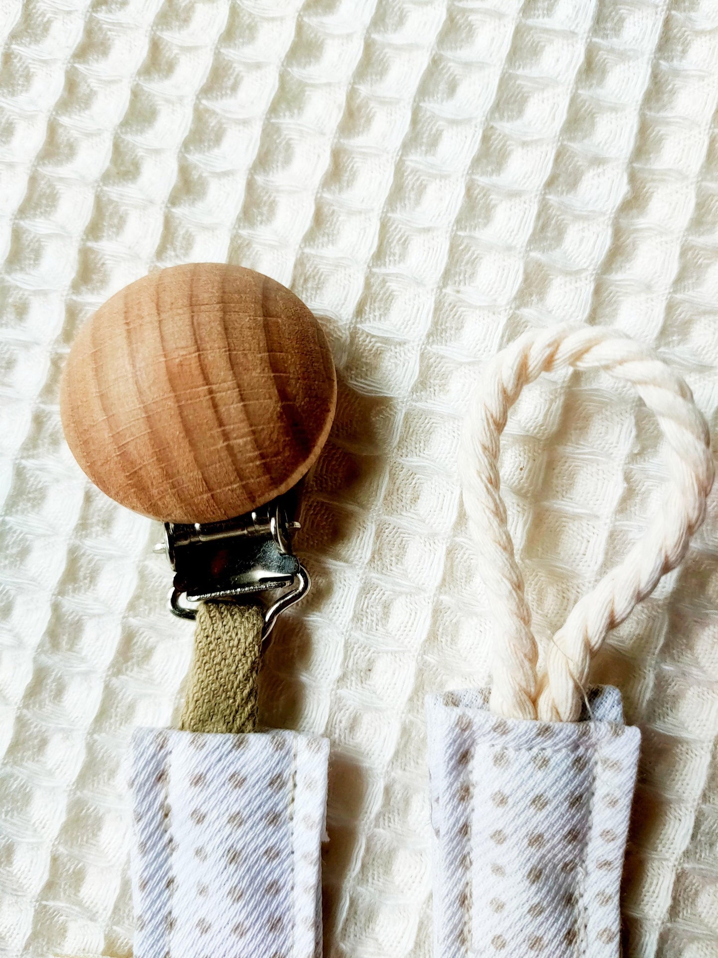 Attache Tétine Blanc Points Beige