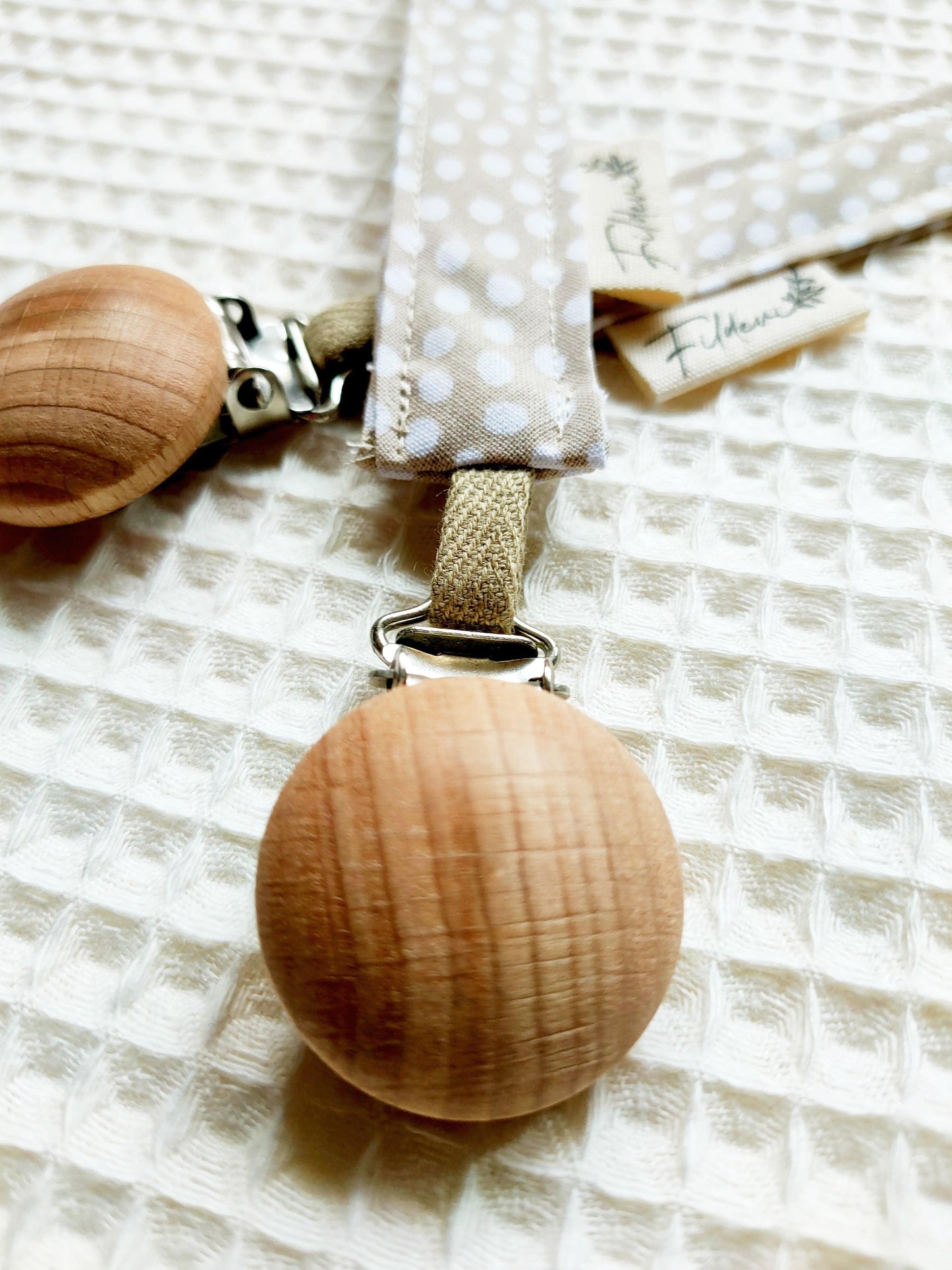 Attache Tétine Beige Points Blancs