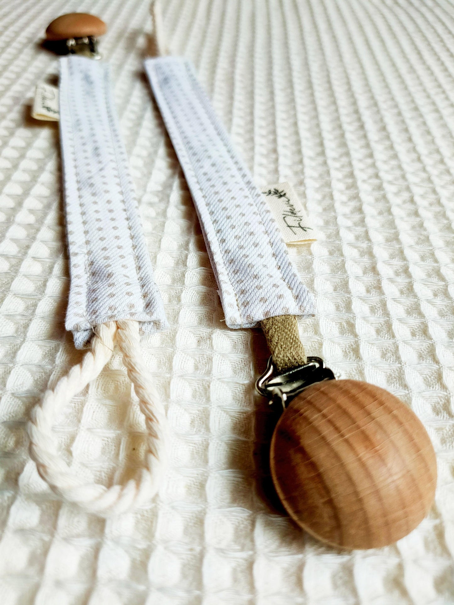 Attache Tétine Blanc Points Beige