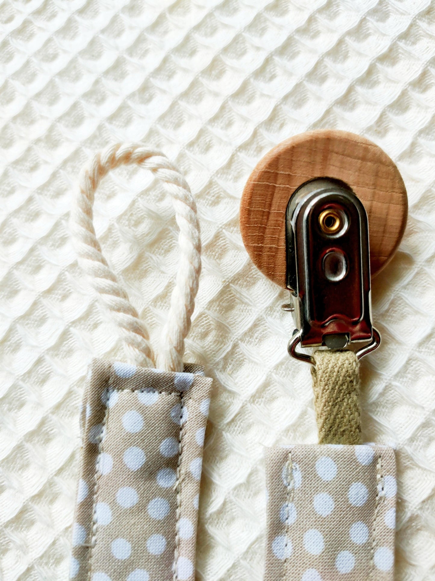 Attache Tétine Beige Points Blancs