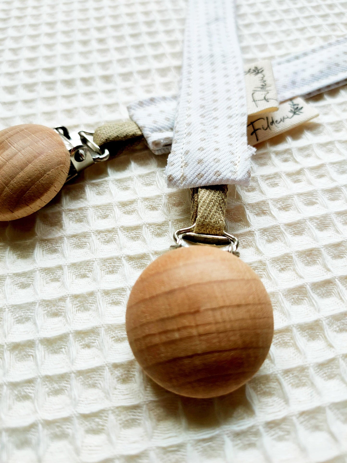 Attache Tétine Blanc Points Beige