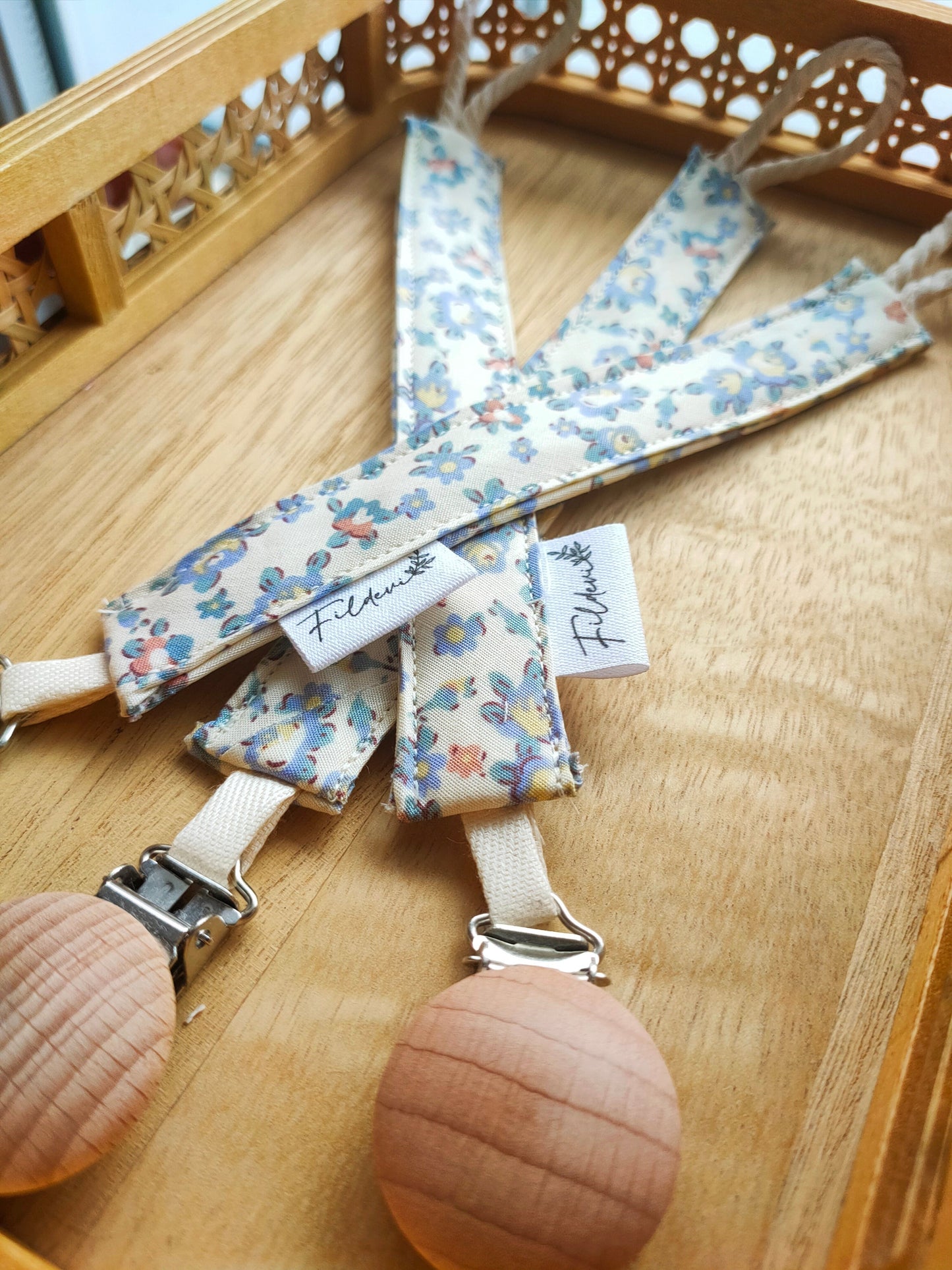 attache-tetine-liberty-fleurs-bleues-violets-fait-main