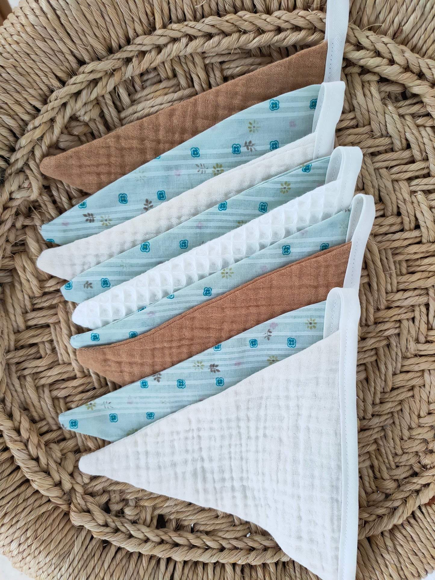 guirlande-gaze-coton-camel-blanche-bleu-fleuri