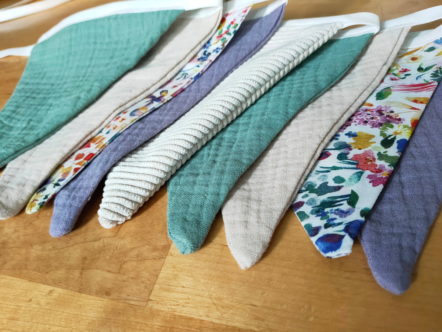 Guirlande fleurie bleu et violette