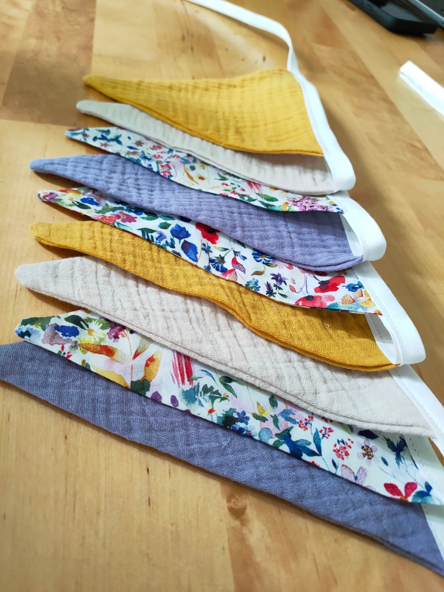 Guirlande fleurie violette moutarde et beige