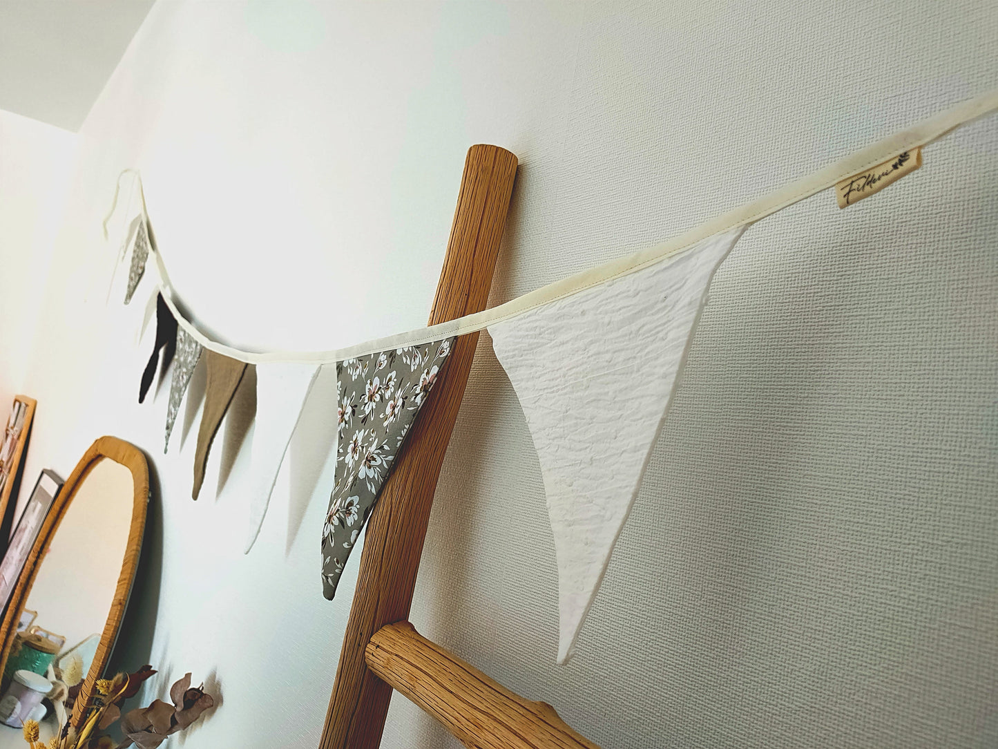guirlande-tissu-chambre-bebe-fleuri-blanc