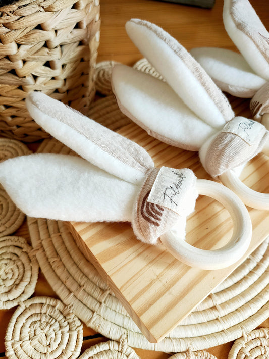 hochet-fait-main-beige-motif-arc-en-ciel