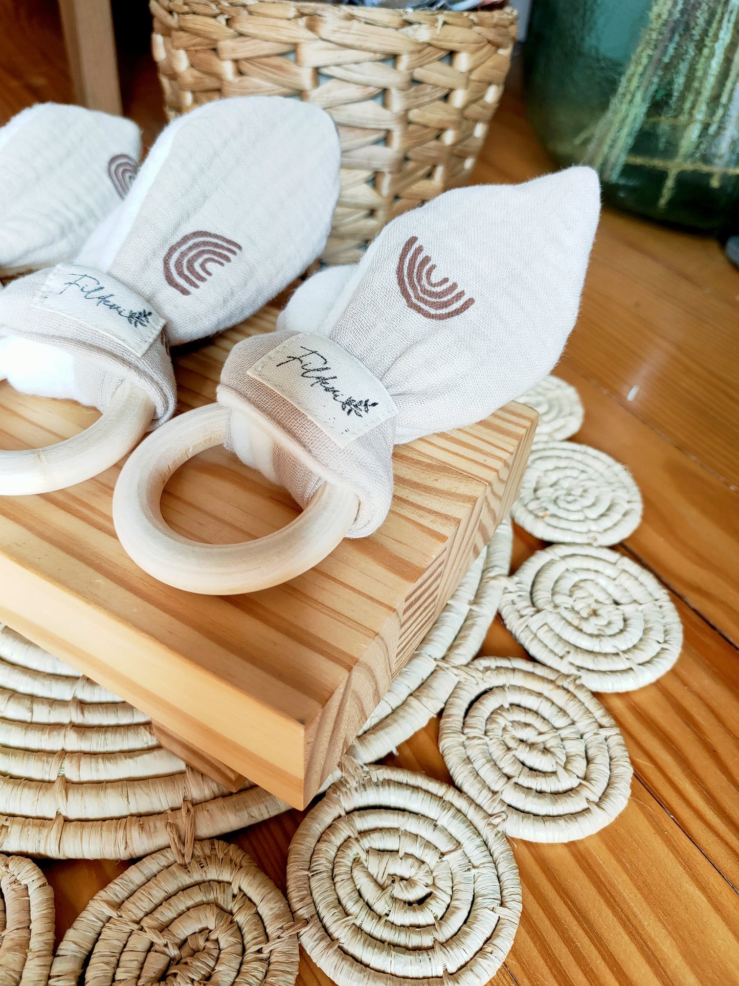 hochet-lapin-beige-motif-arc-en-ciel