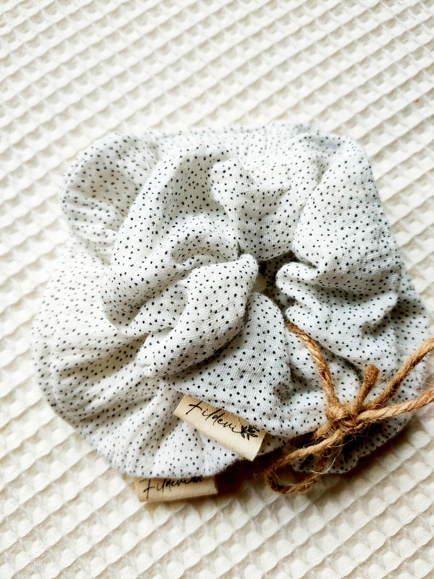 scrunchie-fait-main-mere-fille-blanc-points-noir