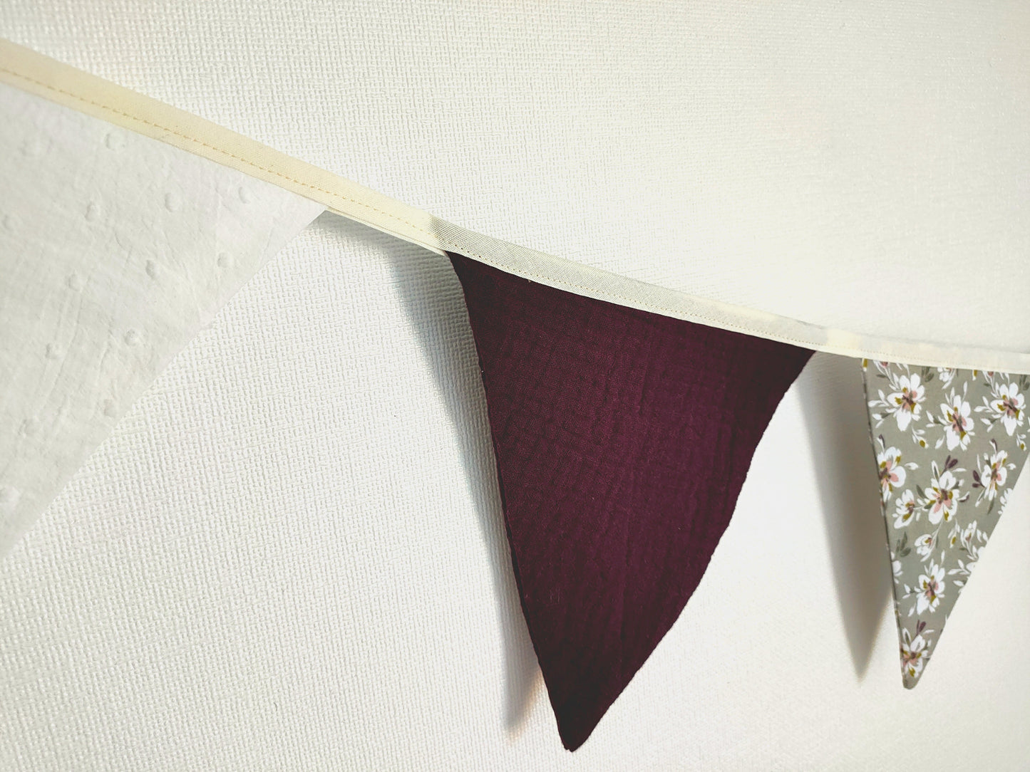 guirlande-fanion-tissu-fleuri-blanc