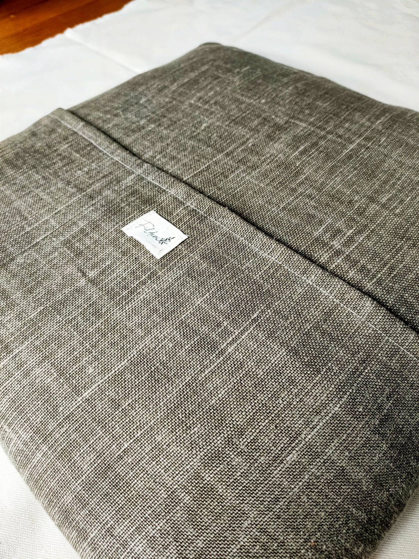 housse-coussin-gris-fonce-lin-fait-main