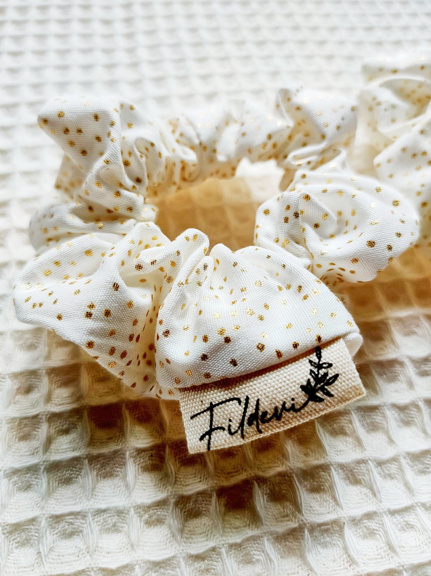 petit-chouchou-fait-main-blanc-taches-dorees