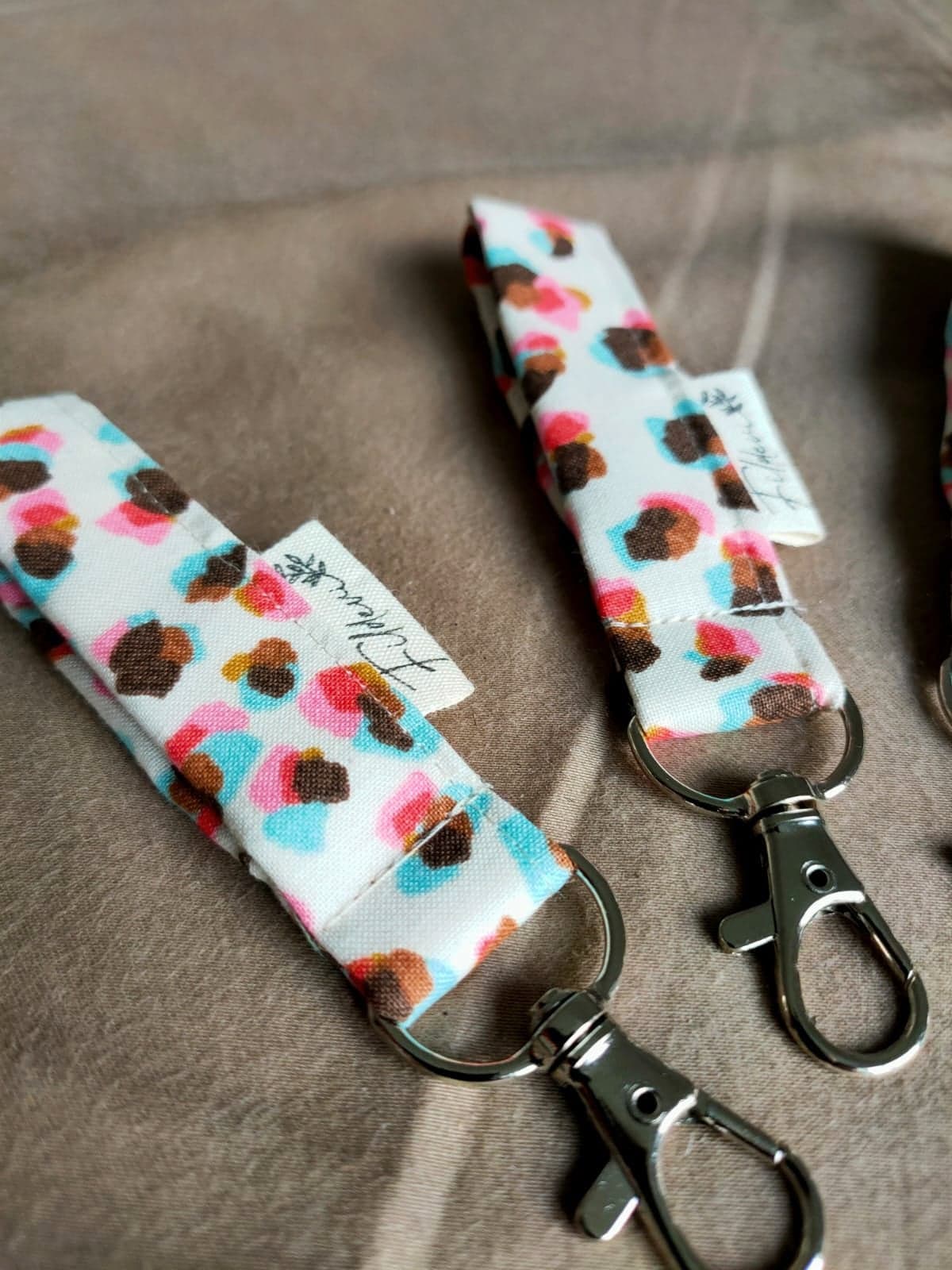 porte-cles-tissu-motif-colorful-fildevi