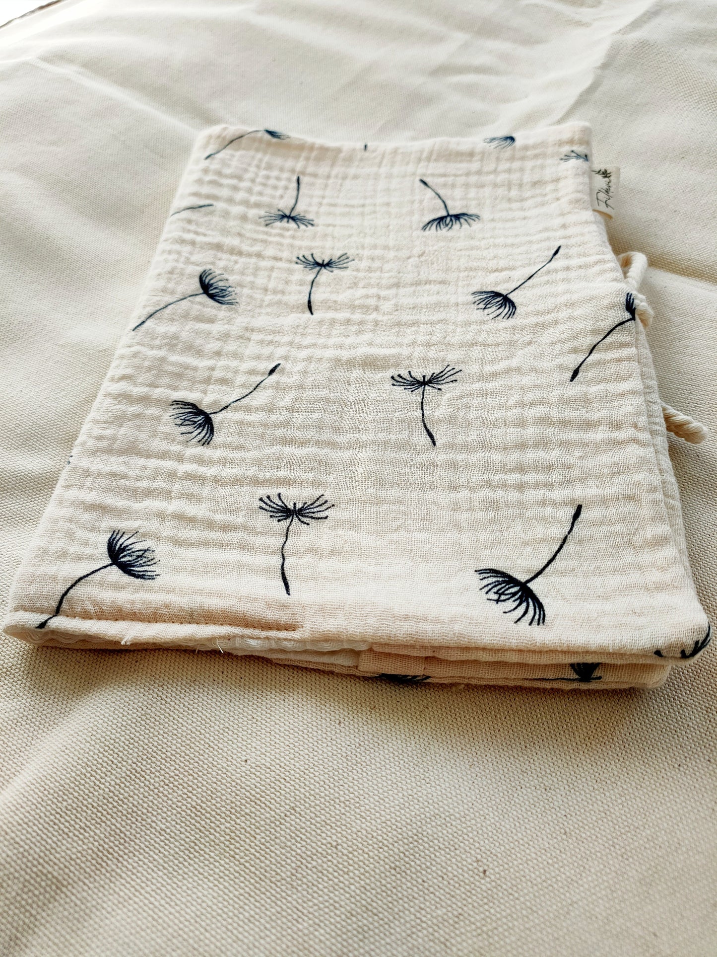 protege-carnet-sante-bebe-beige-fleuri