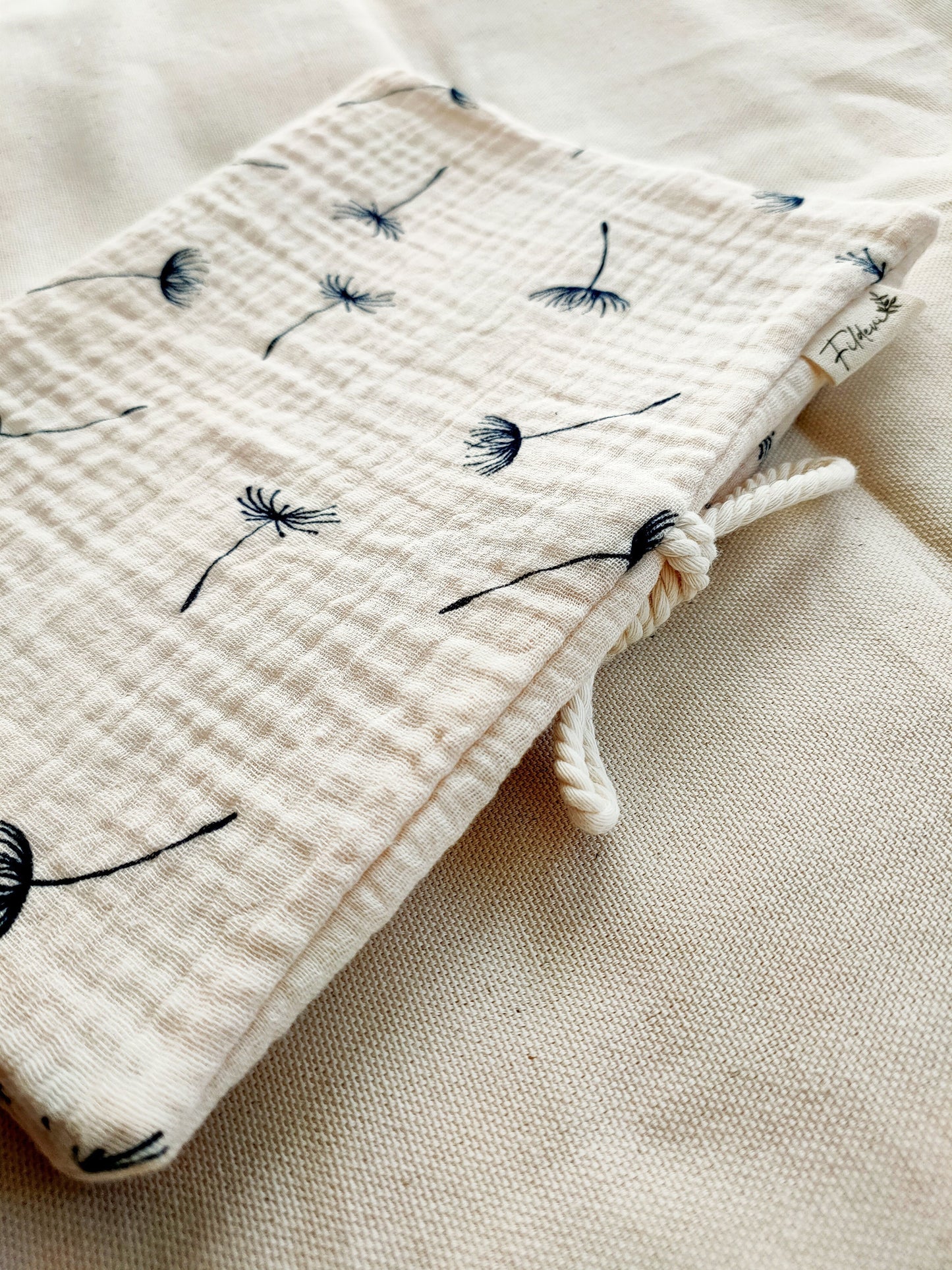 protege-carnet-sante-bebe-beige-fleuri-fait-main