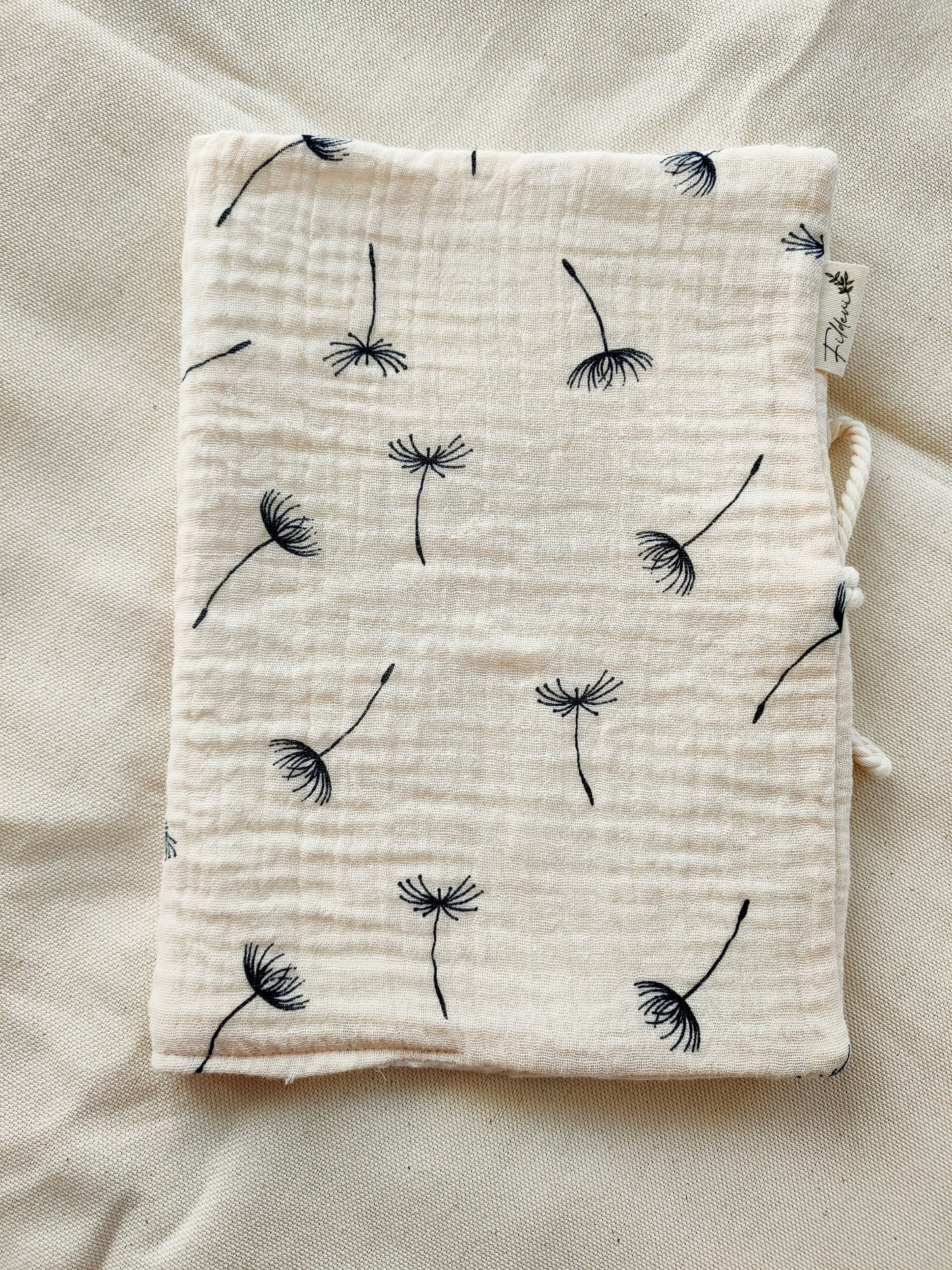 protege-carnet-sante-bebe-beige-fleuri-artisanal