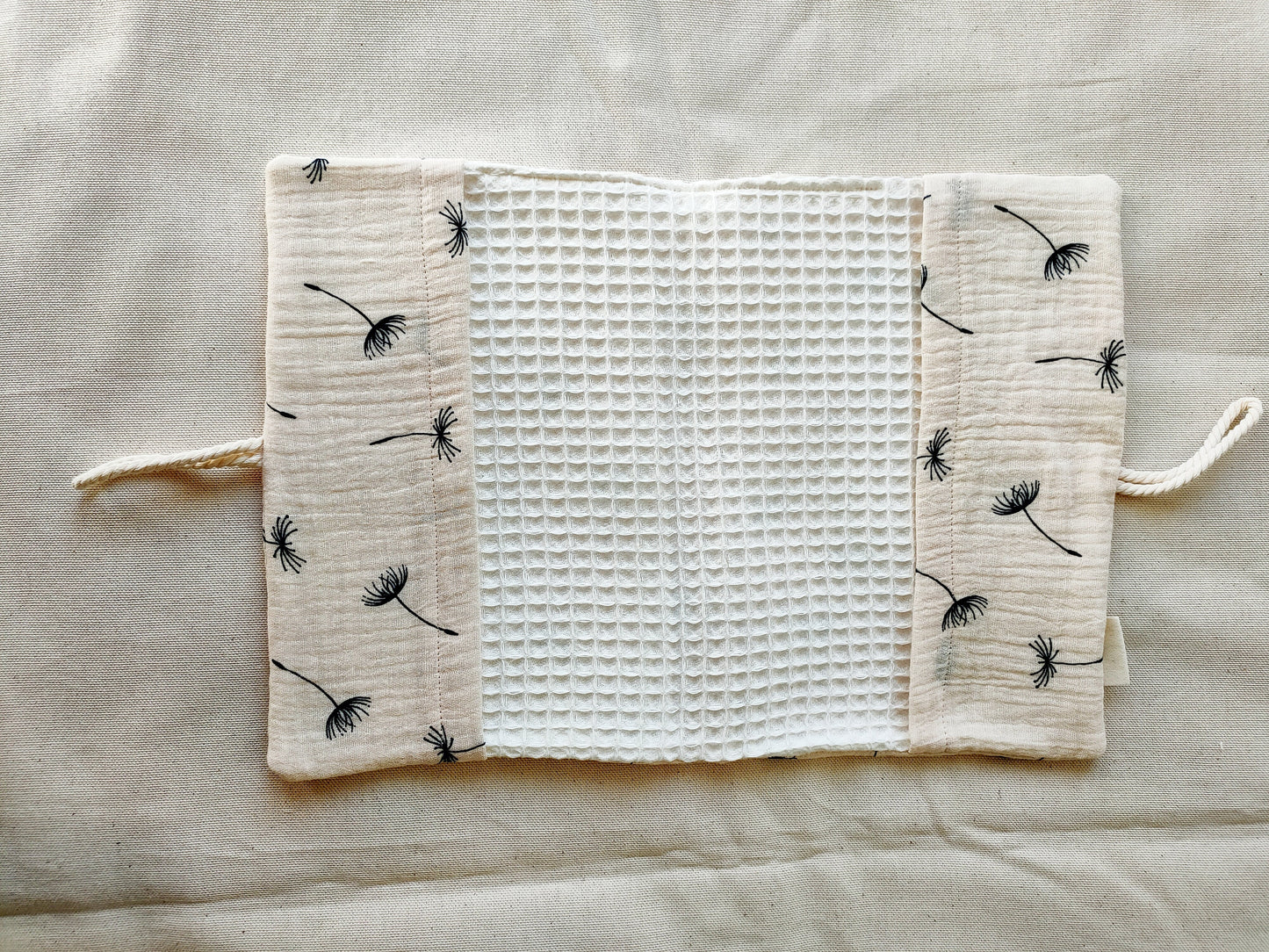 protege-carnet-sante-bebe-beige-fleuri-interieur