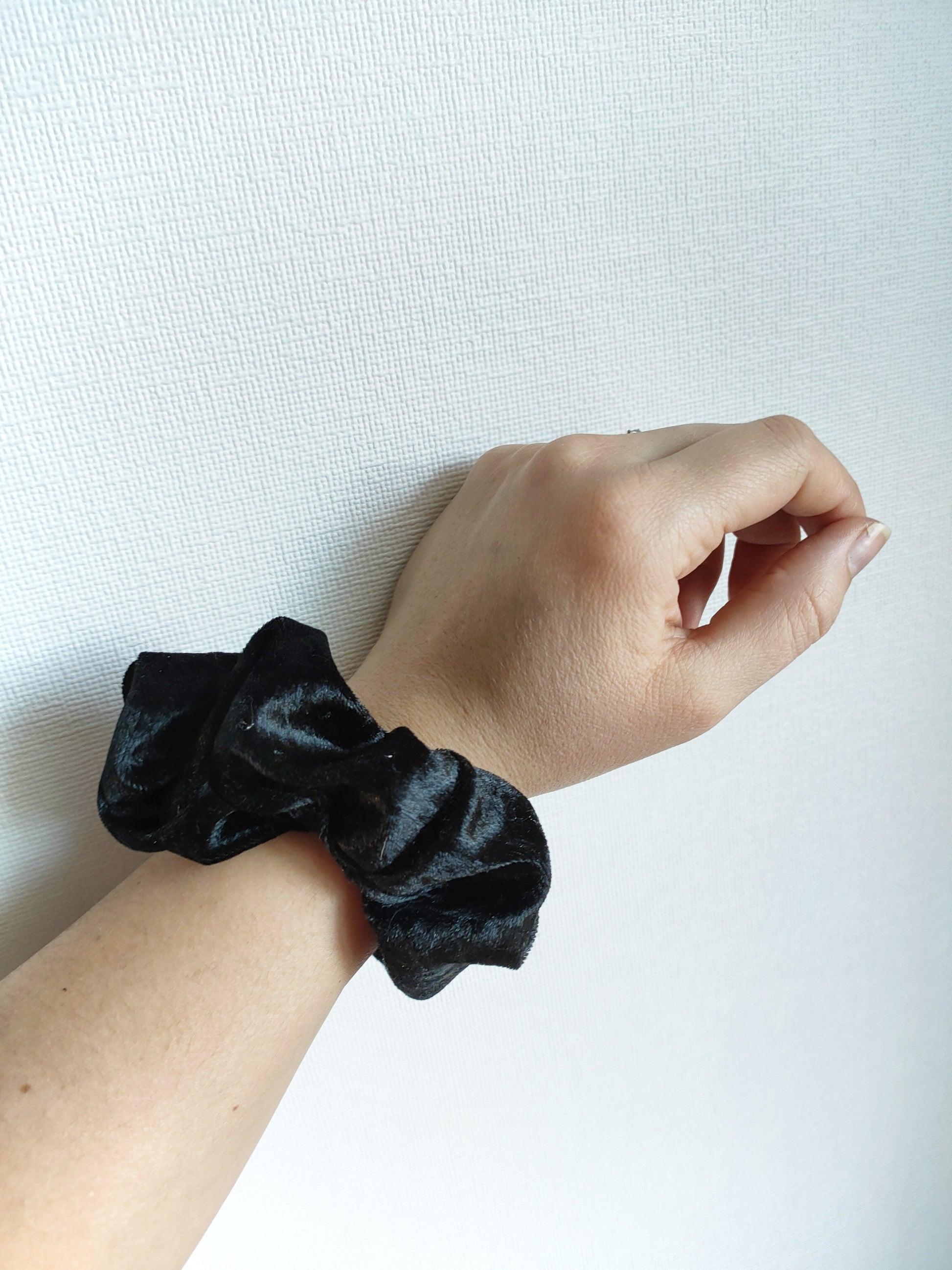 chouchou-velours-noir-fait-main