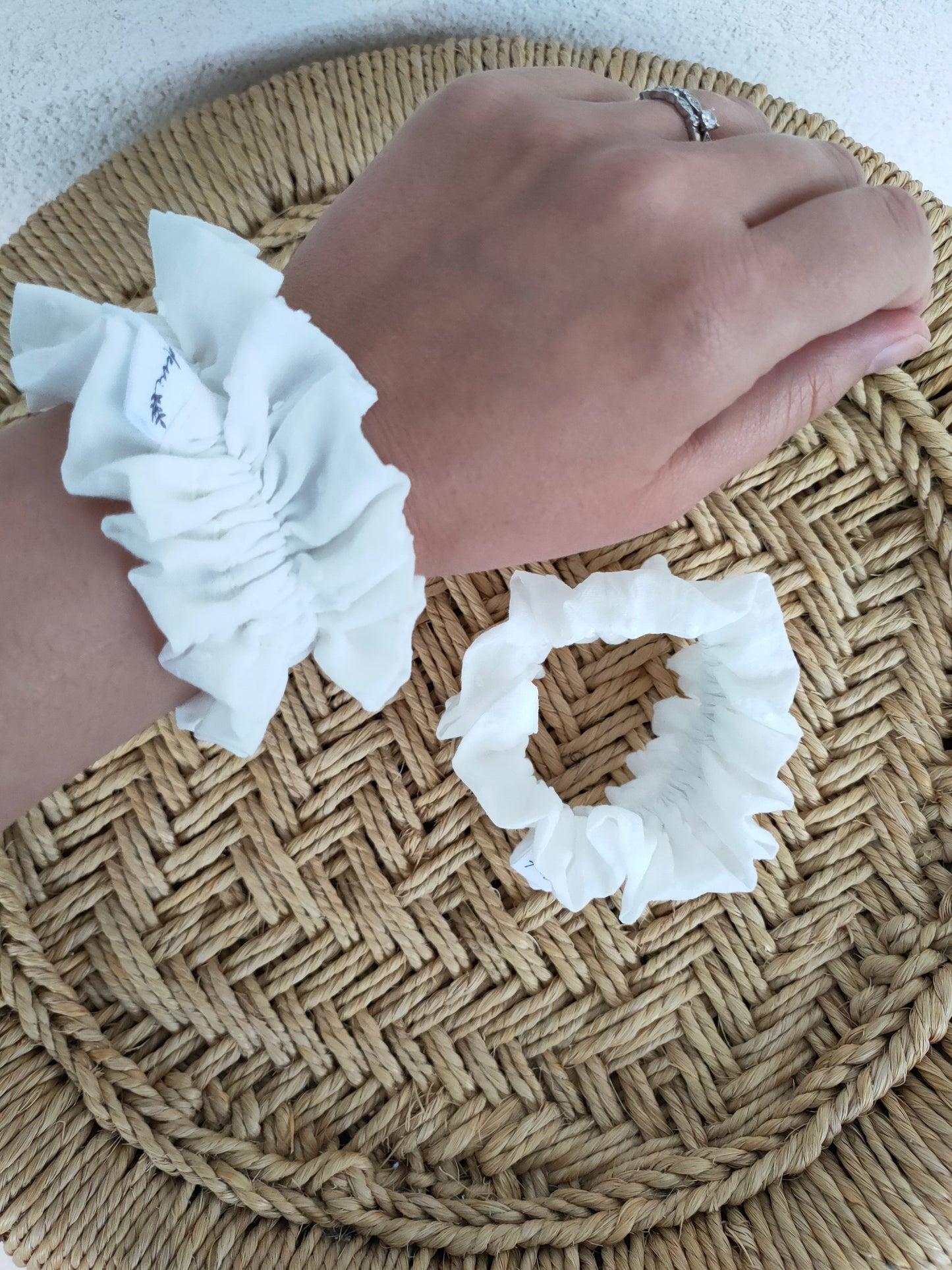 chouchou-volant-manchette-uni-blanc