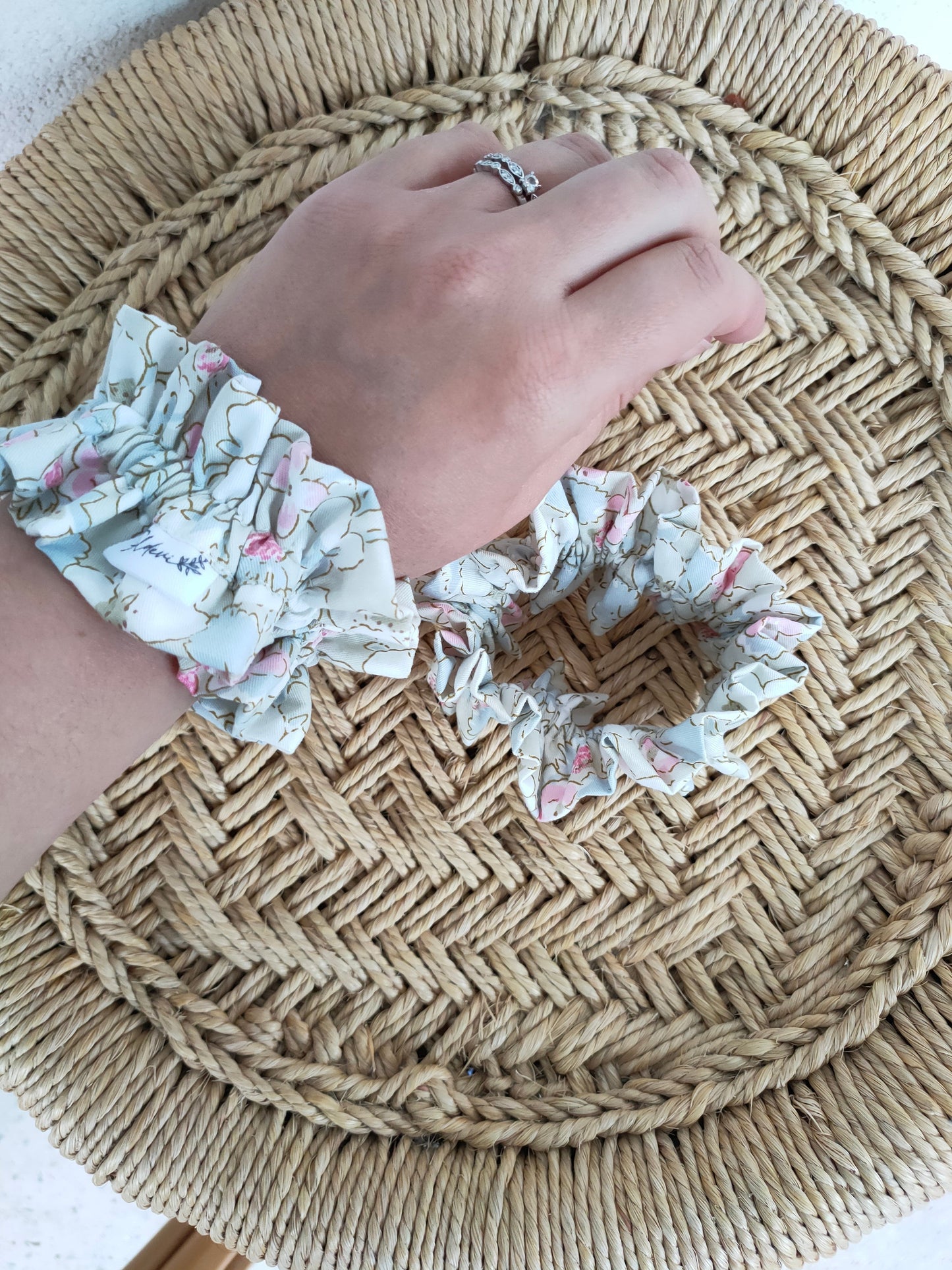 chouchou-volant-manchette-fleuri-fildevi-fait-main