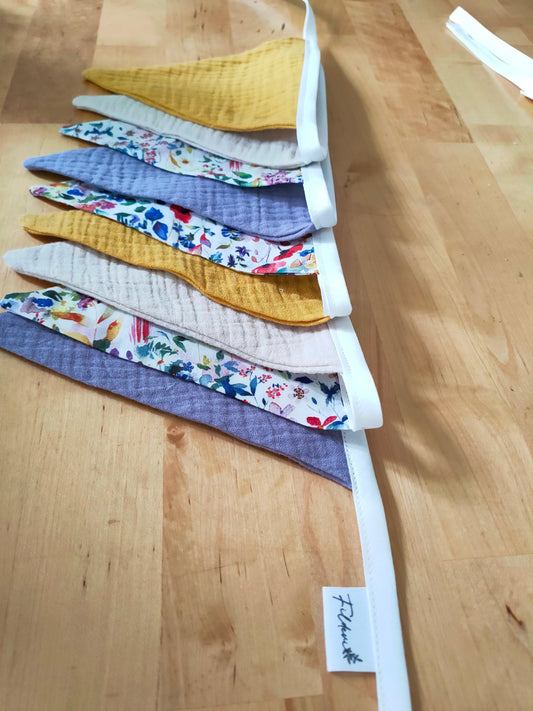 Guirlande fleurie violette moutarde et beige