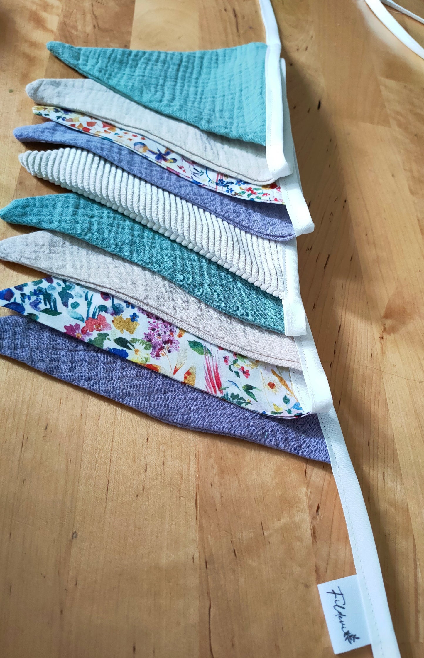 Guirlande fleurie bleu et violette