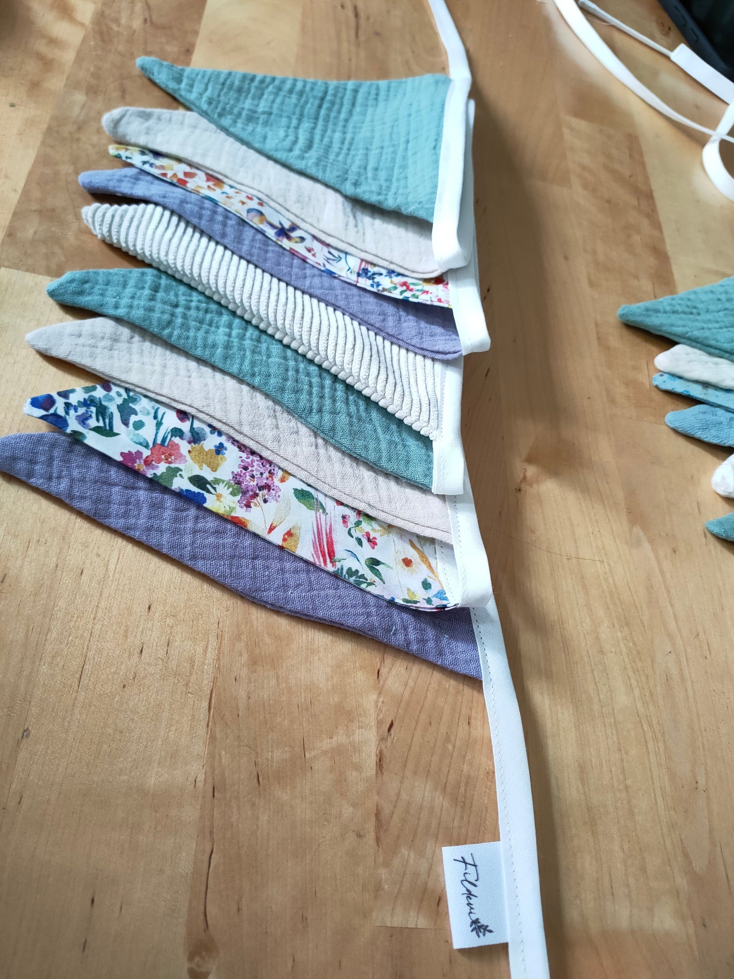 Guirlande fleurie bleu et violette