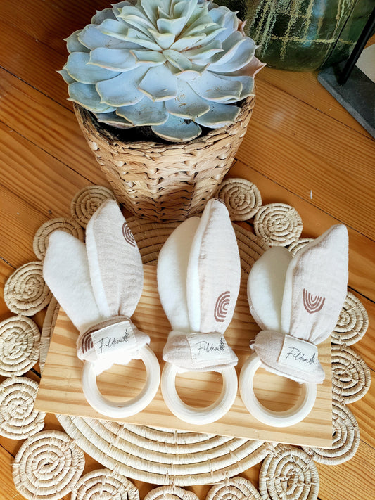 hochet-tissu-beige-motif-arc-en-ciel