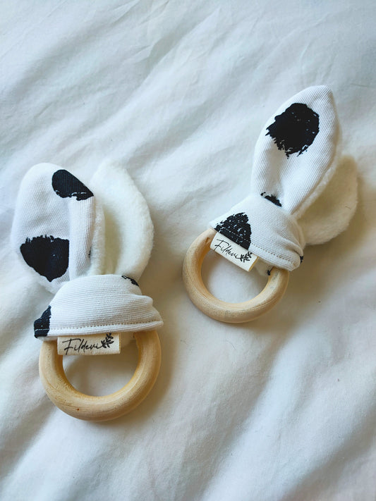 hochet-tissu-blanc-taches-noires