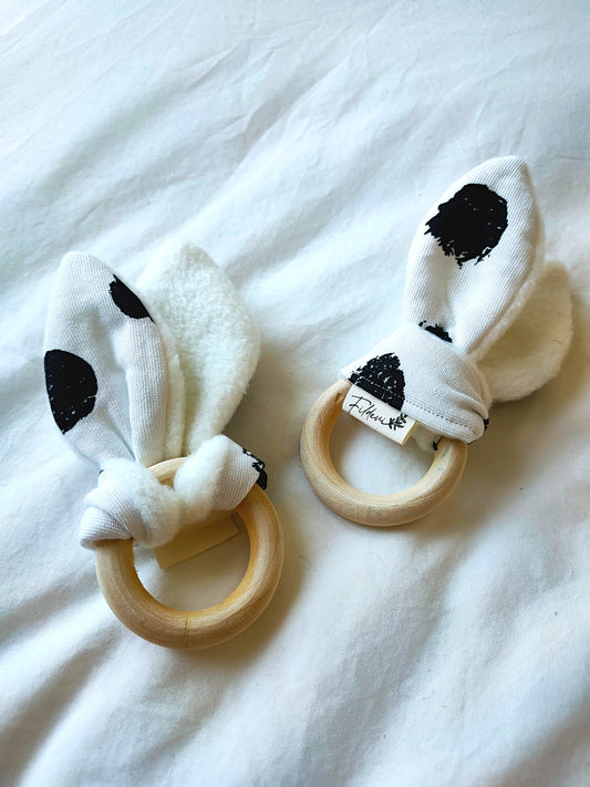 hochet-bebe-tissu-blanc-taches-noires