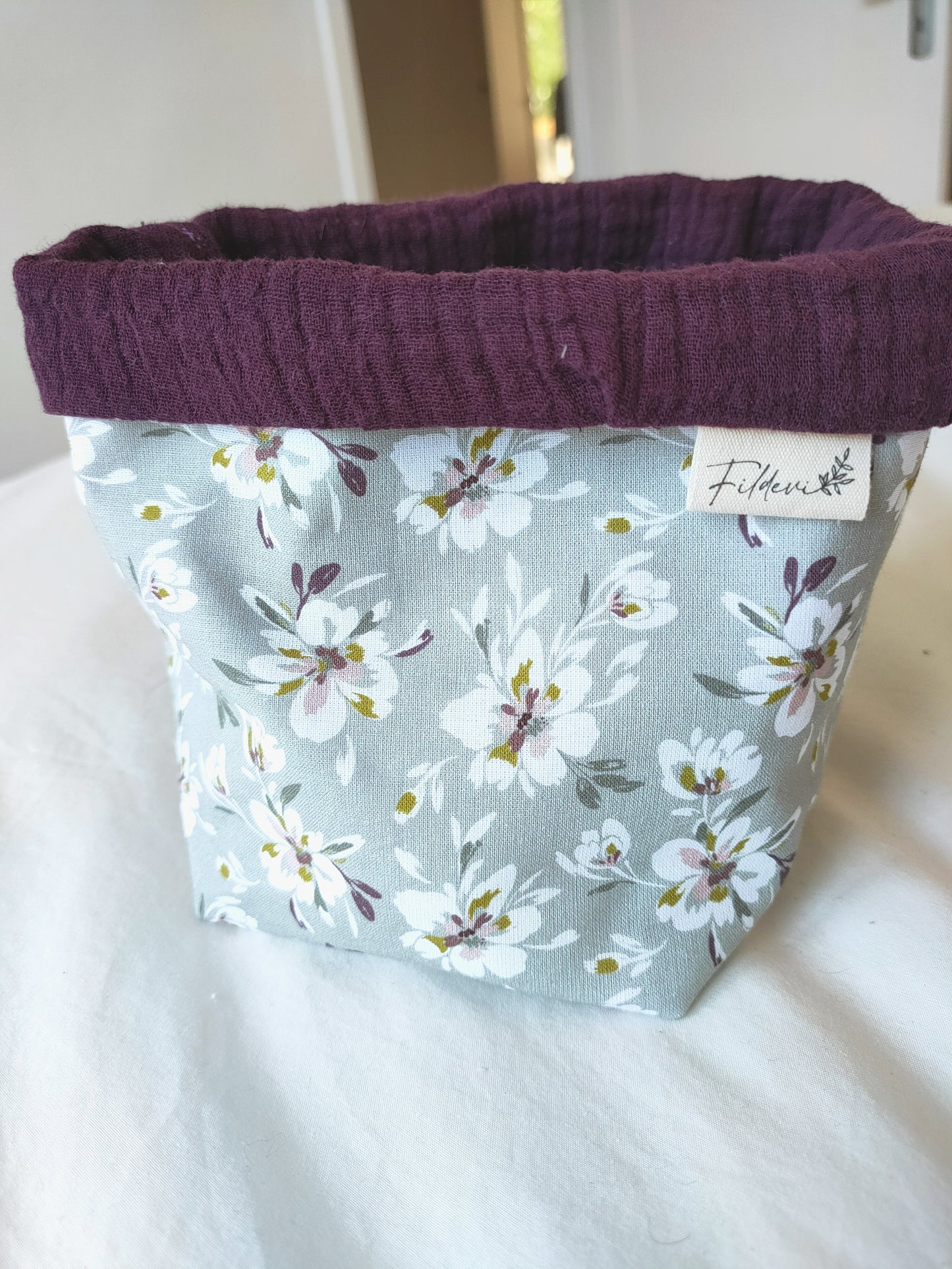 panier-gaze-de-coton-fleuri-violet